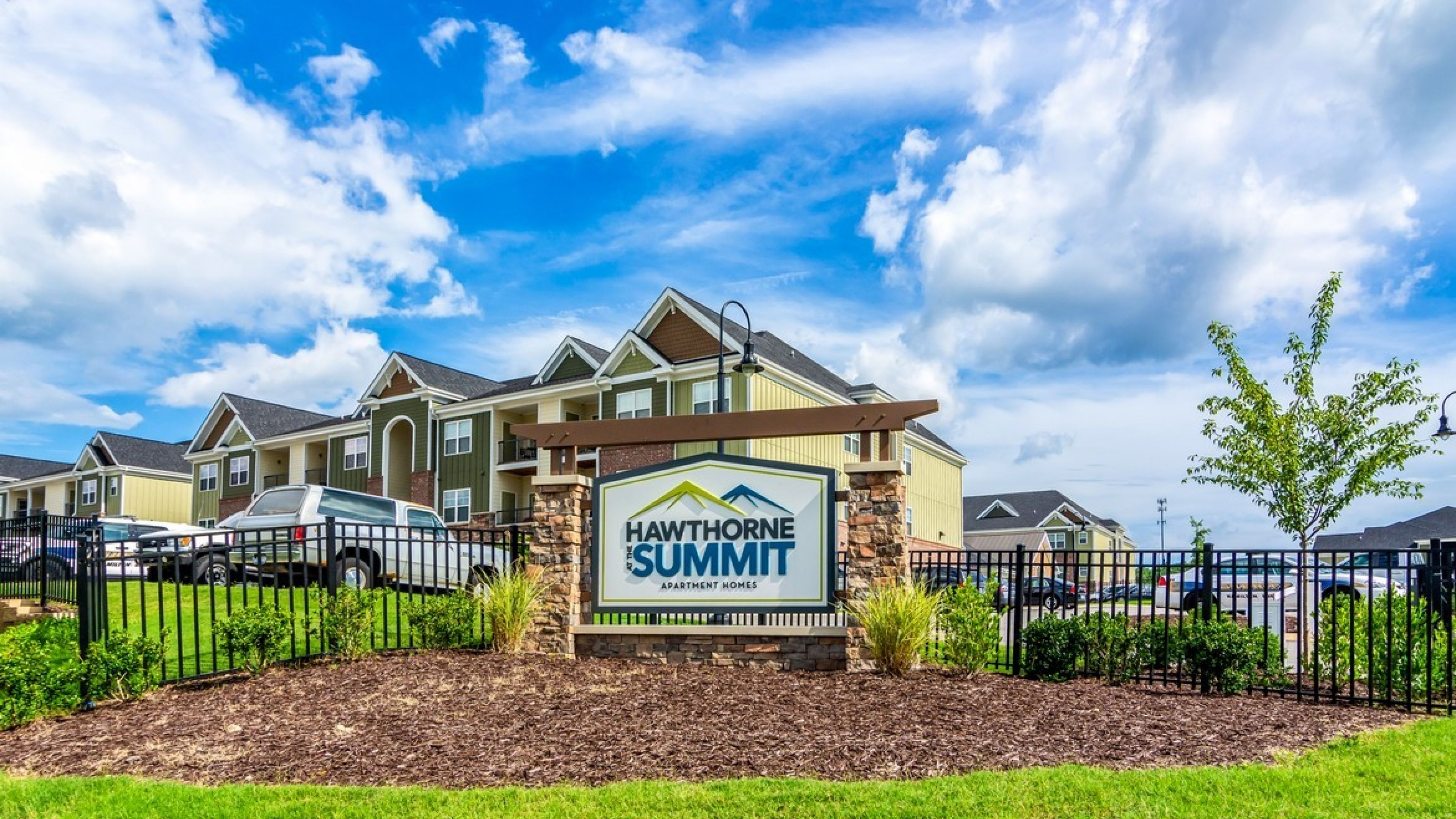 Hawthorne at the Summit apartment community exterior with sign